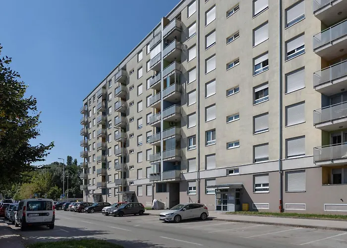 Sunny 1Bdr With Balcony & Parking