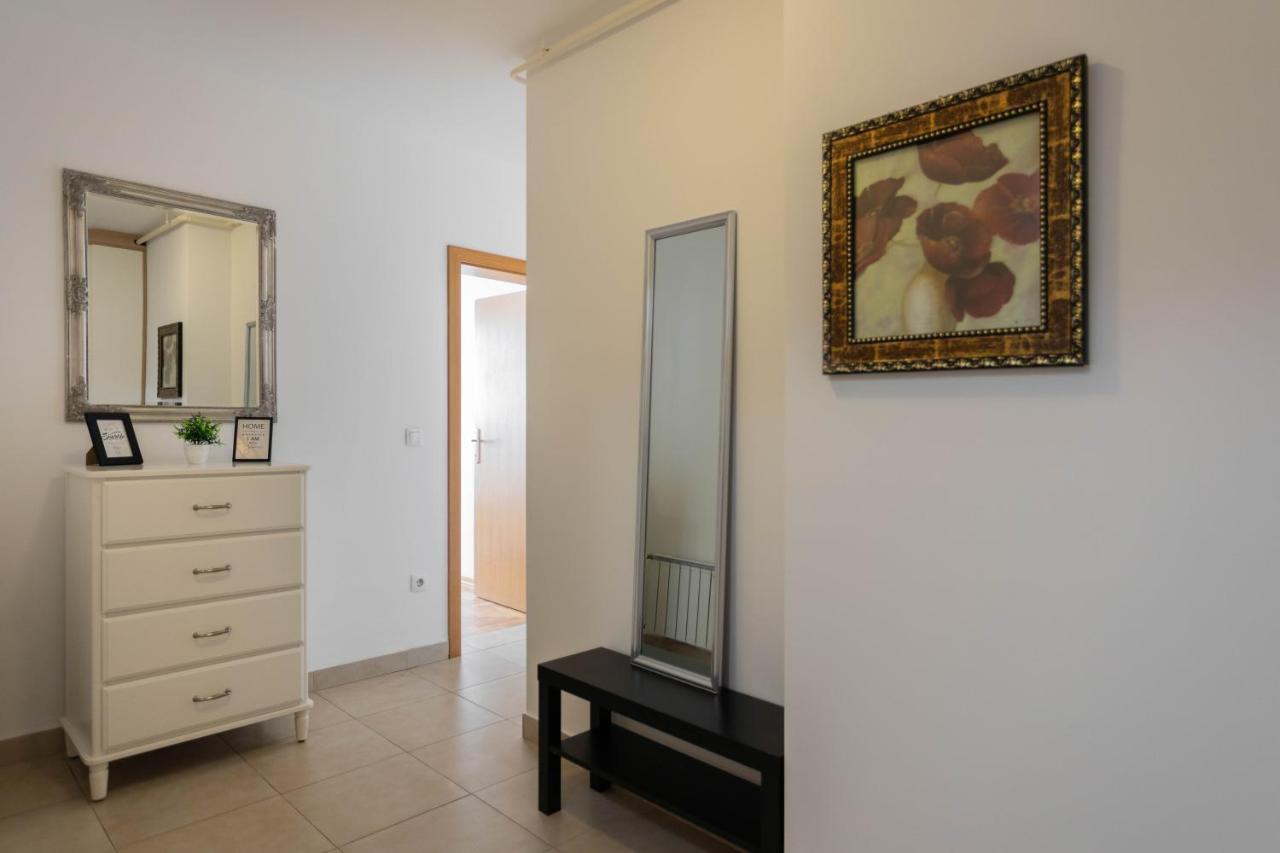 Apartment Sunny 1bdr With Balcony & Parking *