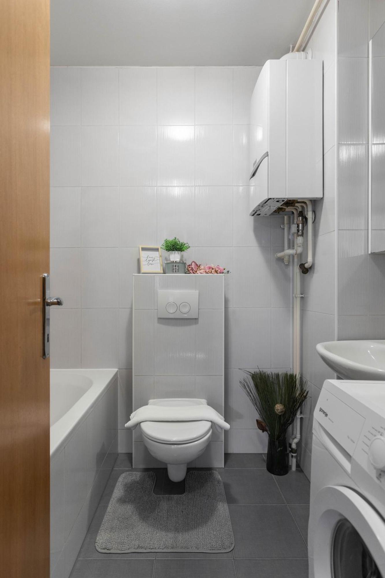 Sunny 1bdr With Balcony & Parking Apartment *