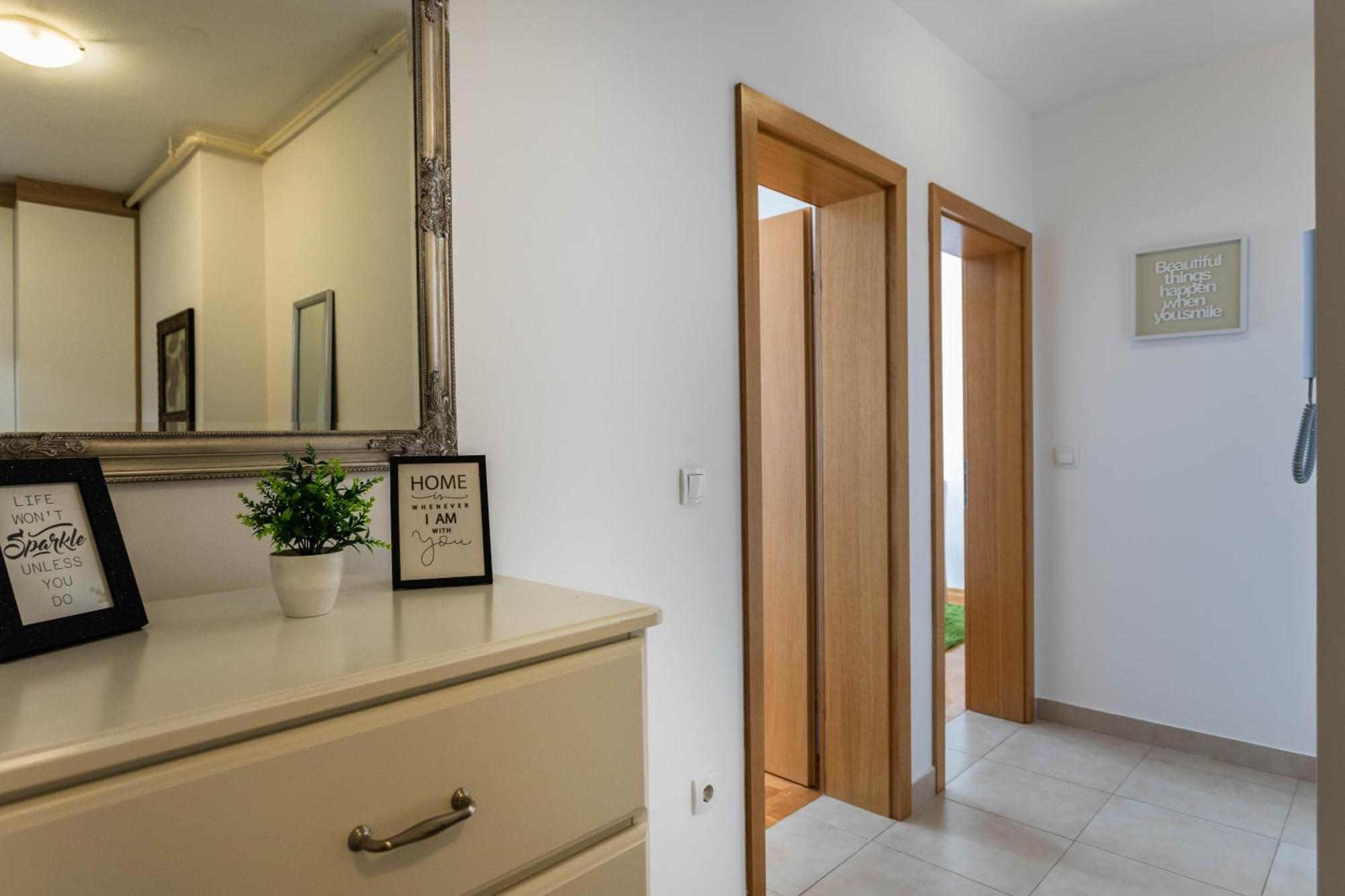 Sunny 1bdr With Balcony & Parking