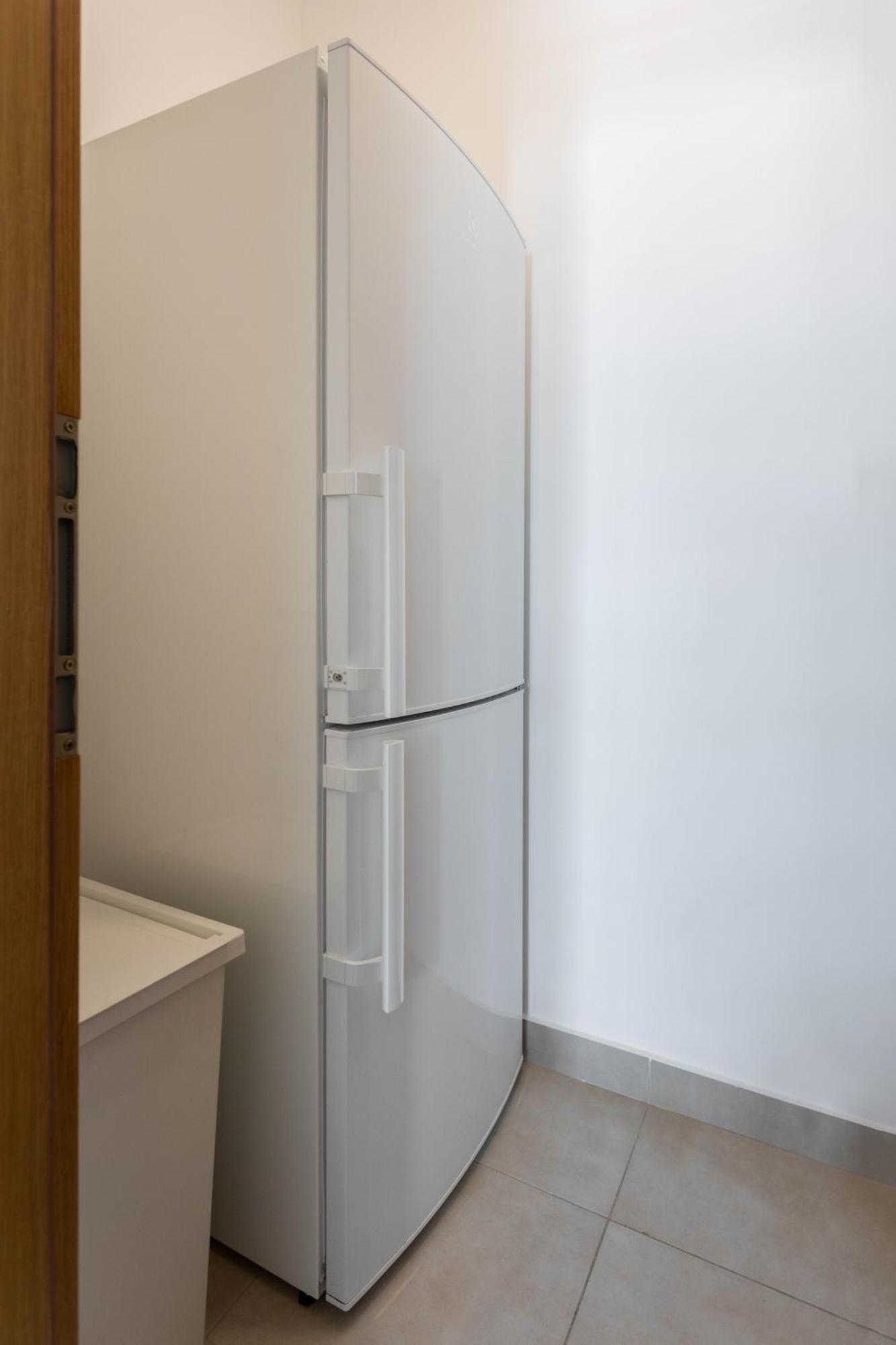 Apartment Sunny 1bdr With Balcony & Parking *