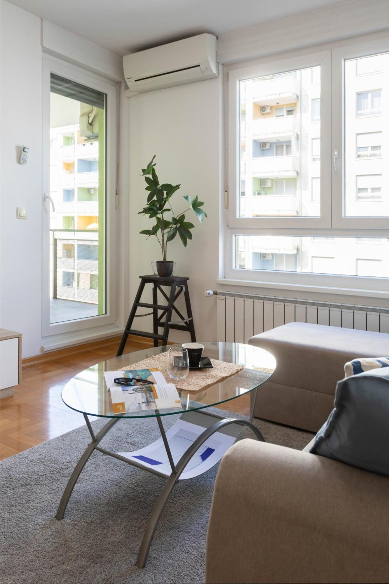 Sunny 1bdr With Balcony & Parking *