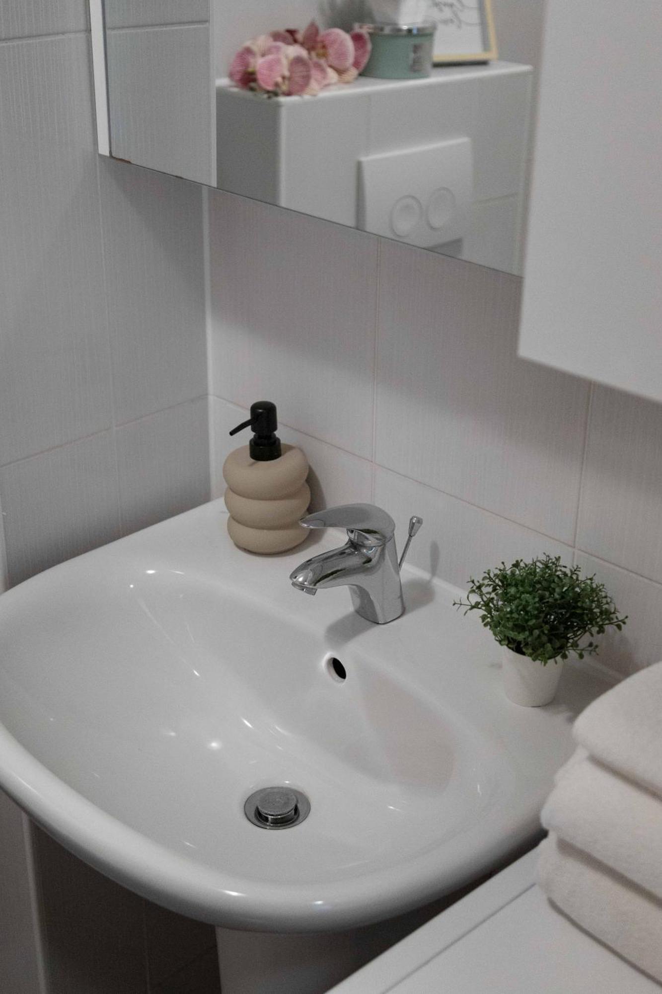 Sunny 1bdr With Balcony & Parking Apartment Zagreb
