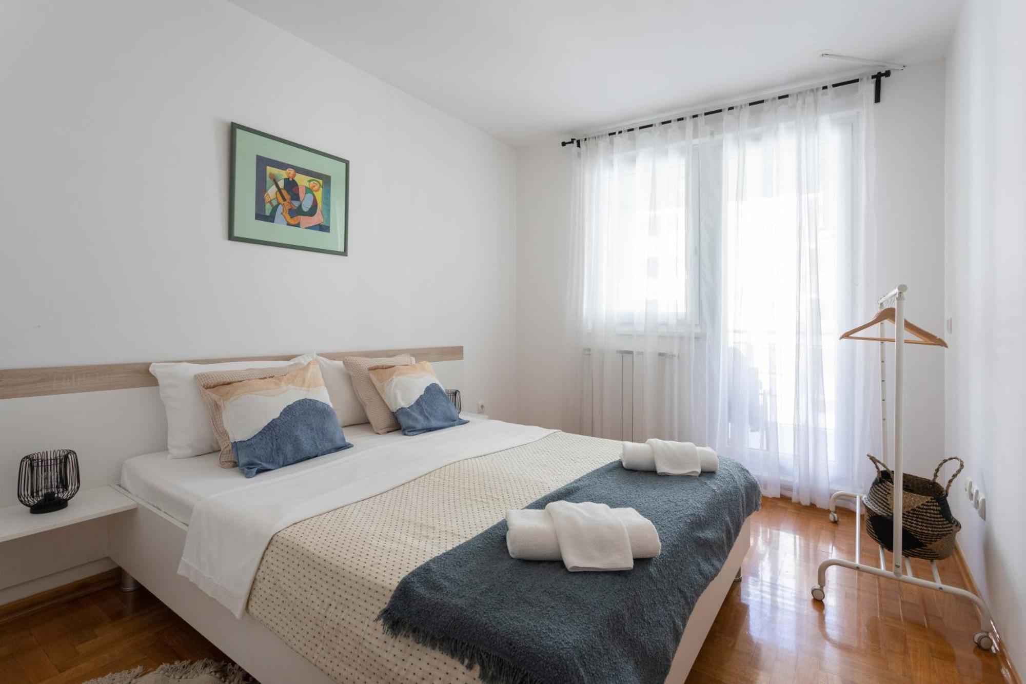 Sunny 1bdr With Balcony & Parking Zagreb