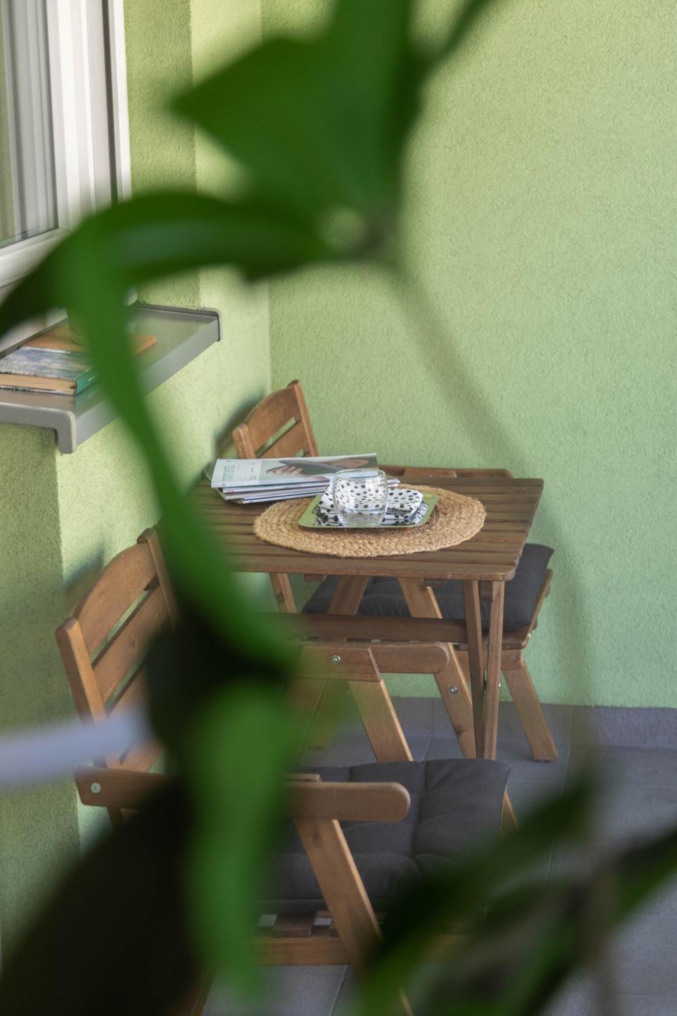 Apartment Sunny 1bdr With Balcony & Parking *
