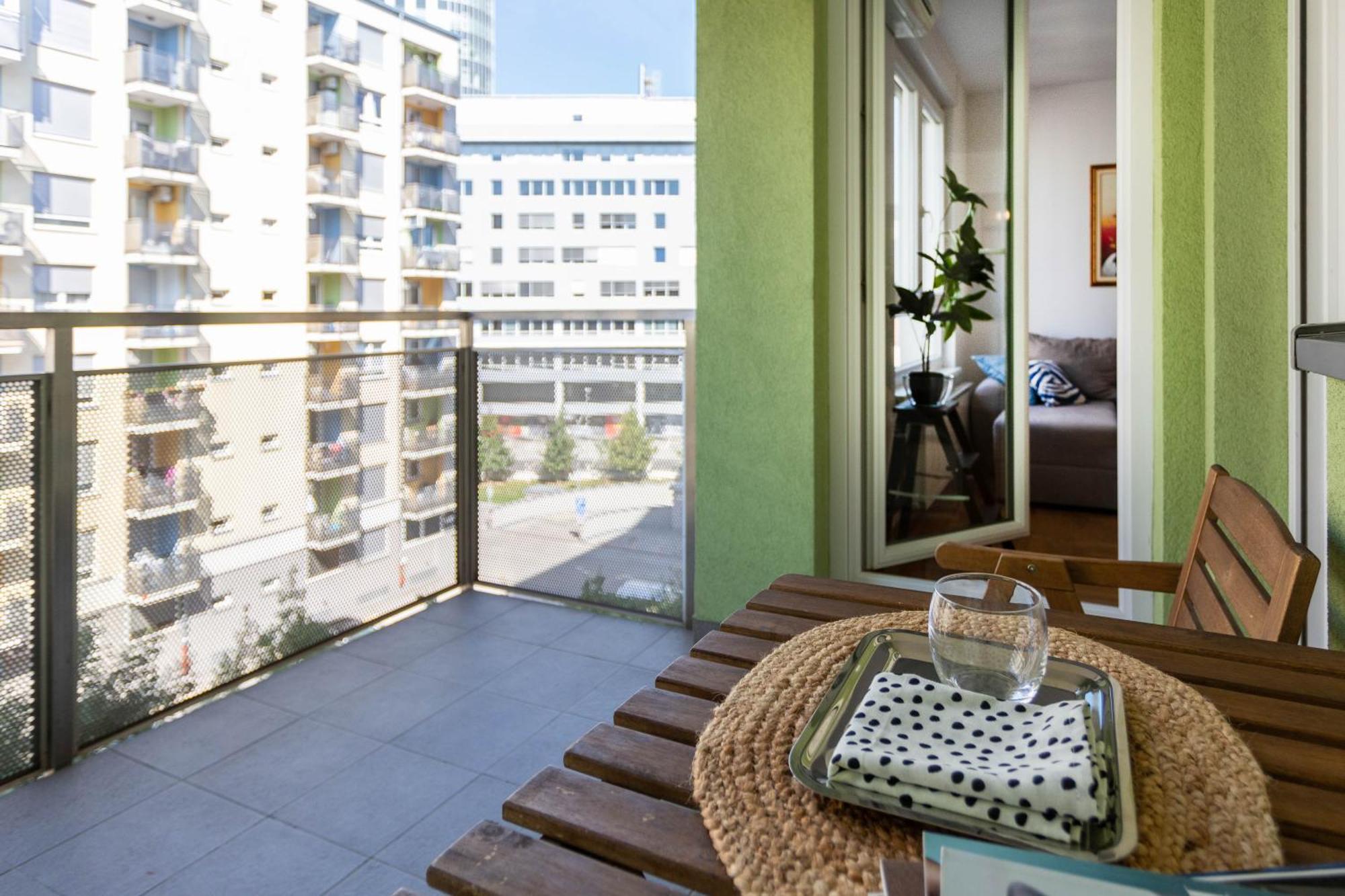 Apartment Sunny 1bdr With Balcony & Parking *