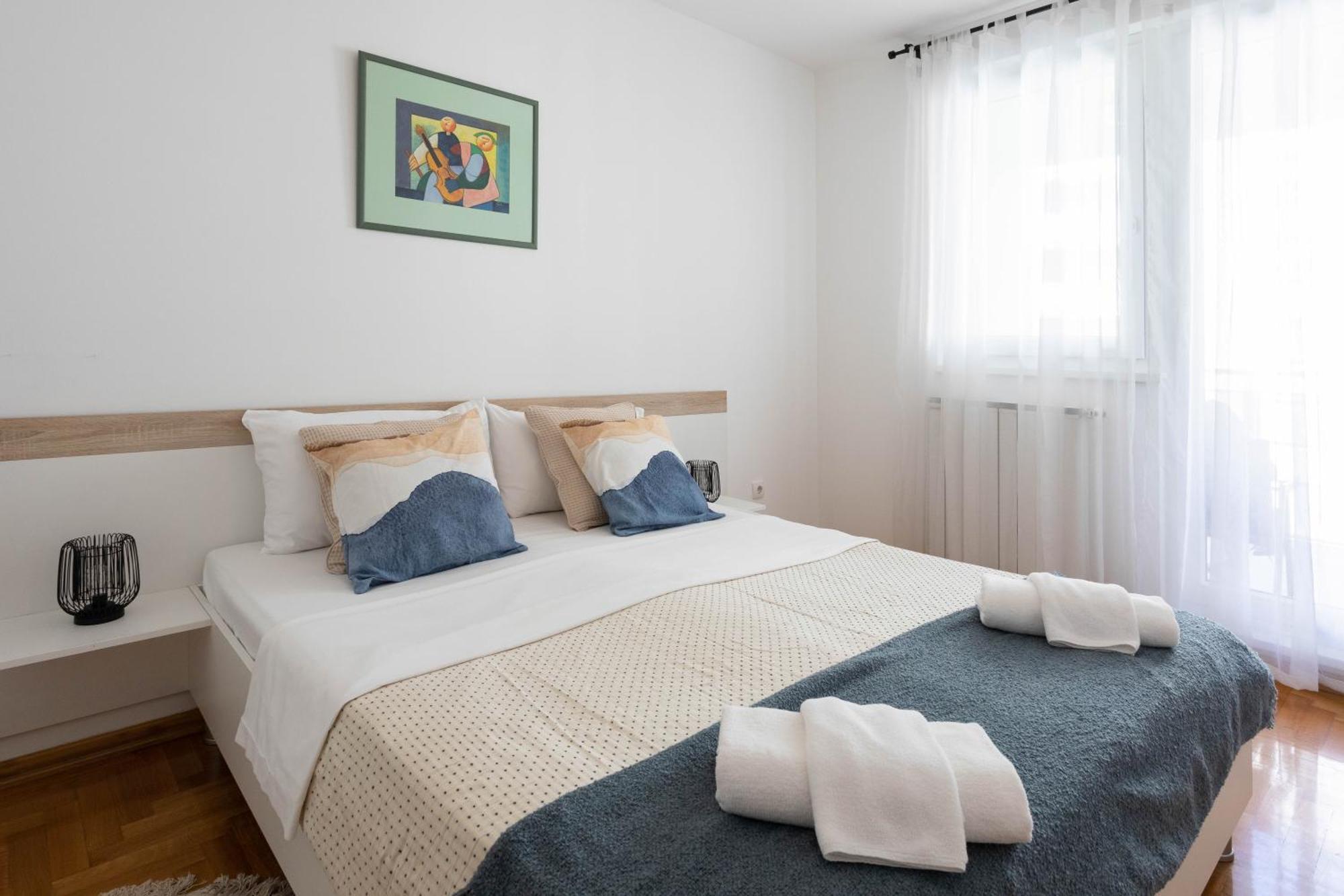 Sunny 1bdr With Balcony & Parking Apartment *