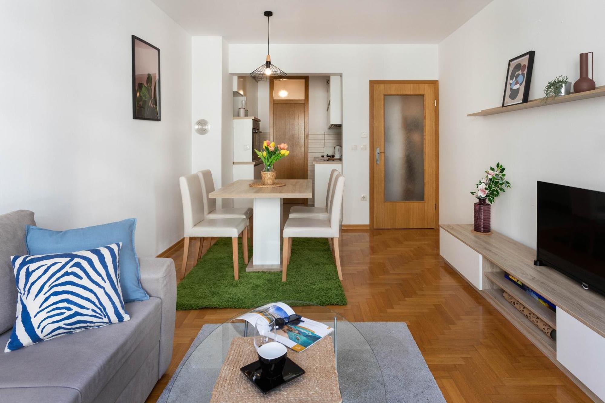 Sunny 1bdr With Balcony & Parking Apartment *