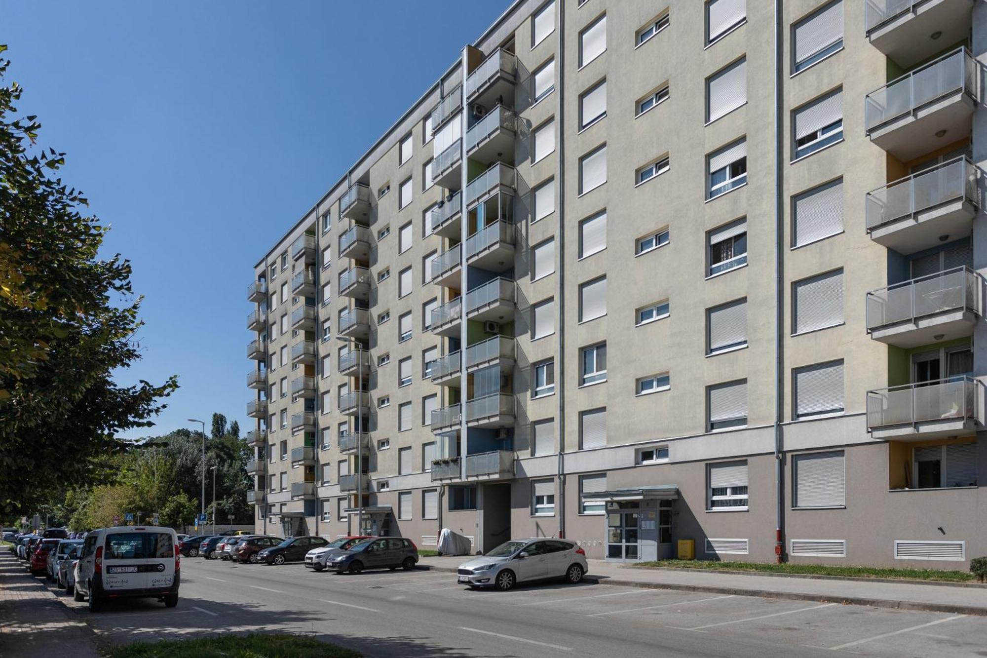 Sunny 1bdr With Balcony & Parking