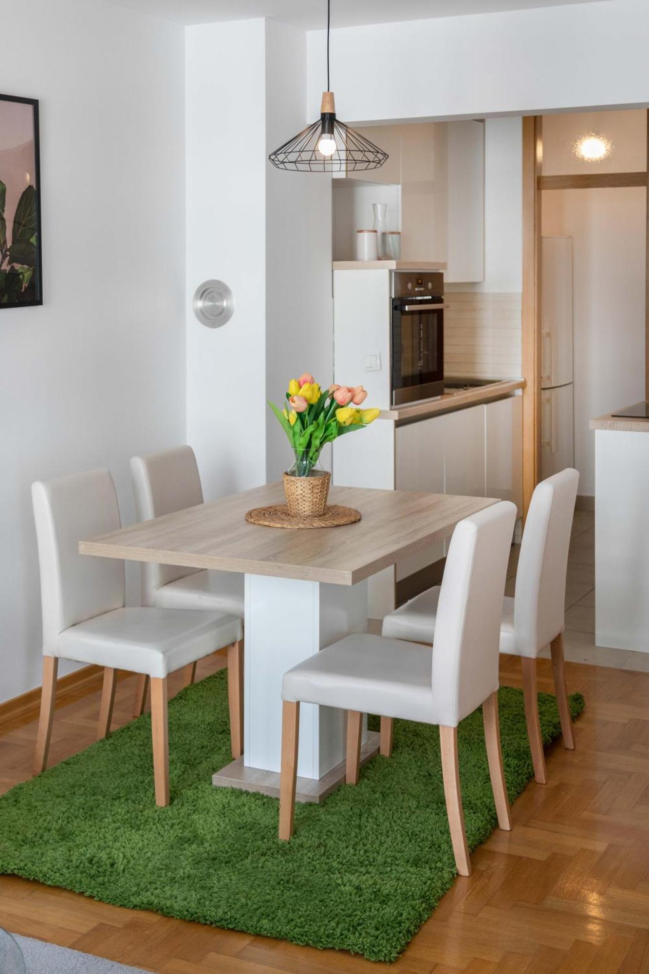 Apartment Sunny 1bdr With Balcony & Parking