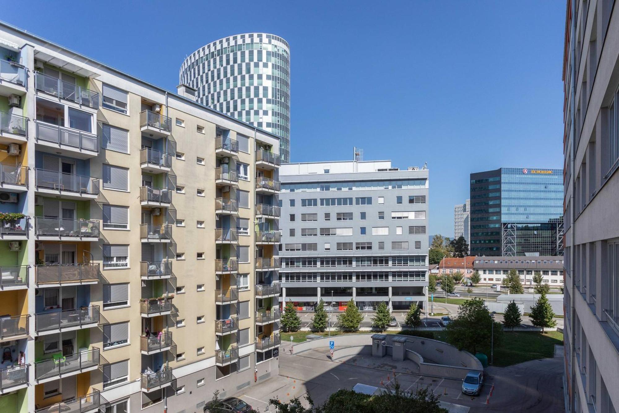 Sunny 1bdr With Balcony & Parking