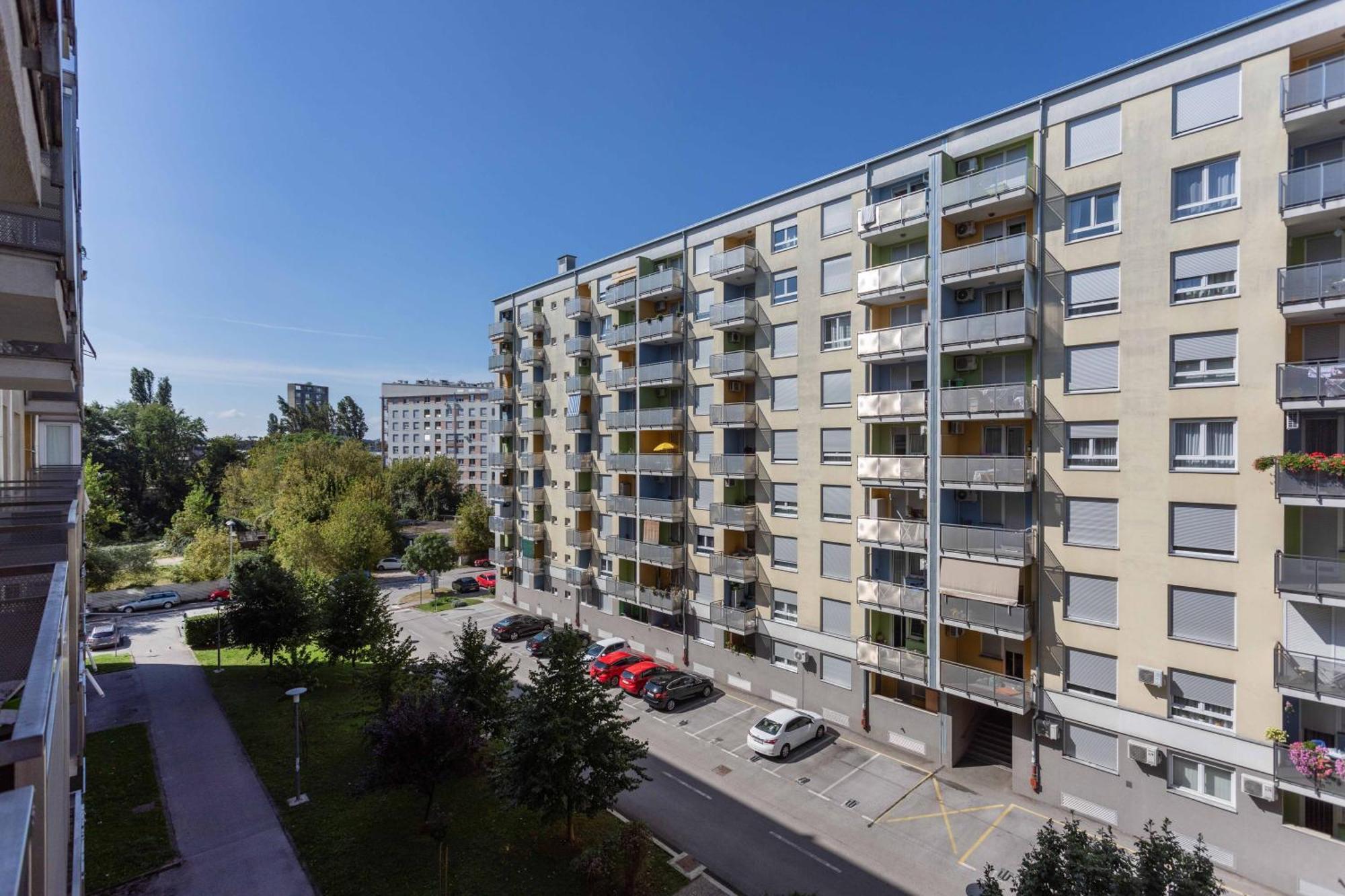 Sunny 1bdr With Balcony & Parking Apartment *